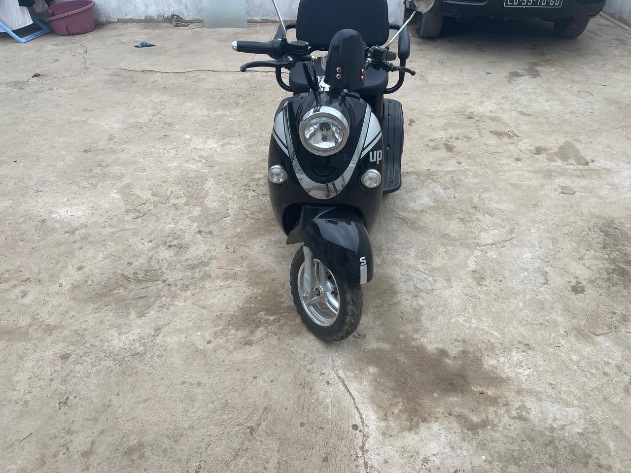 Vende-se triciclo elétrico de 3 rodas.