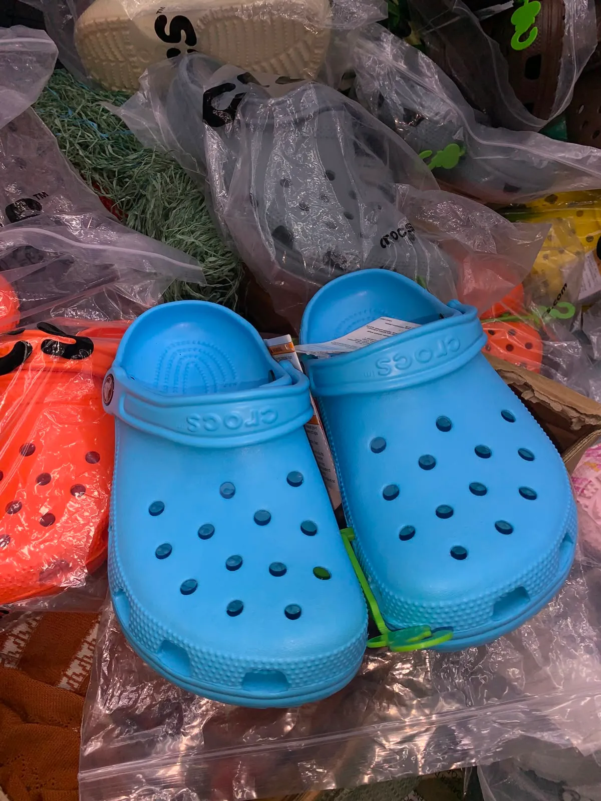 Crocs disponíveis novas